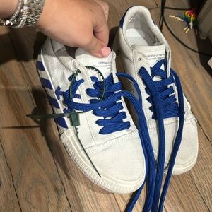 Like new off white sneakers Original like new